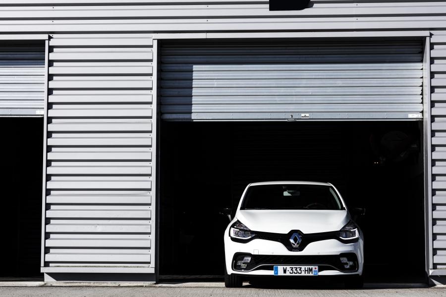  Renault Clio R.S. 220 Trophy 2016 года  (фото 16 из 25)